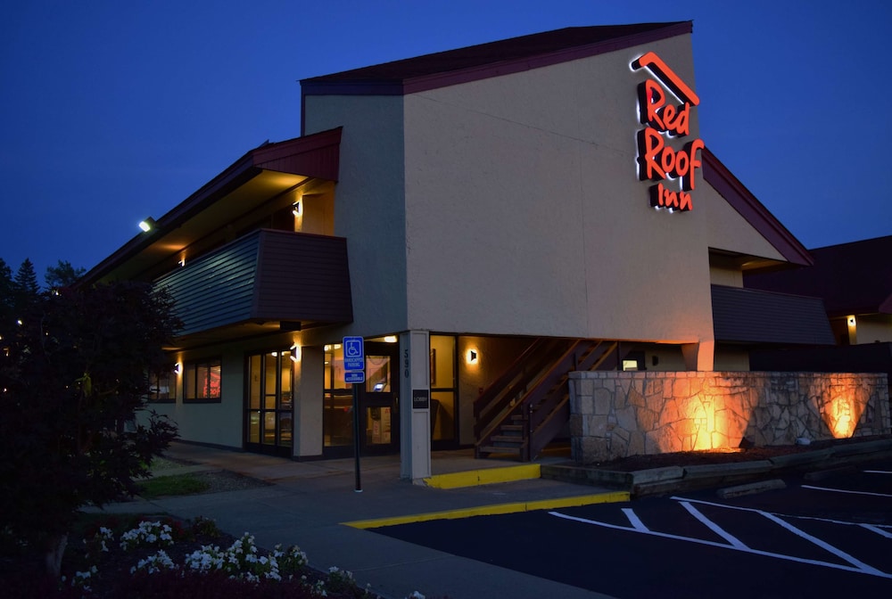 Pet Friendly Red Roof Inn Binghamton - Johnson City in Johnson City, New York