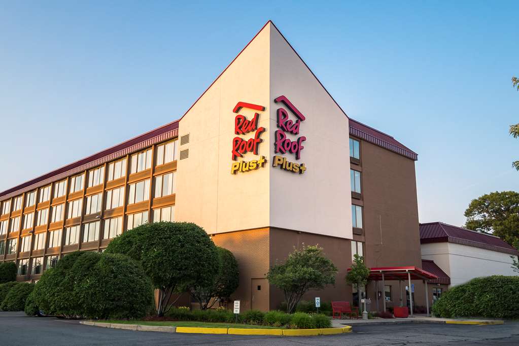 5 Best VERIFIED Pet Friendly Hotels in Woburn with Weight Limits & Pet Fees