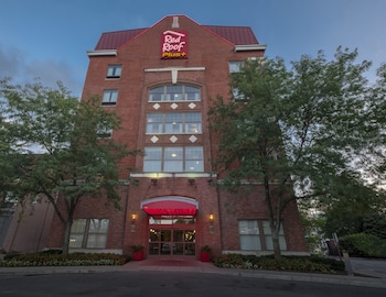 Pet Friendly Red Roof PLUS+ Columbus Downtown - Convention Center in Columbus, Ohio