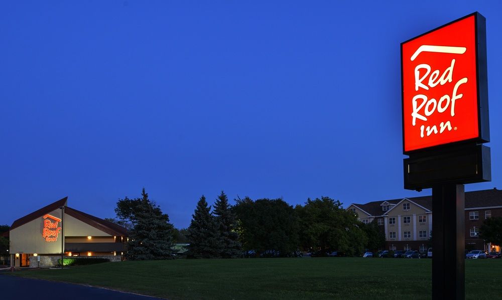 Pet Friendly Red Roof Inn Milwaukee Airport in Oak Creek, Wisconsin