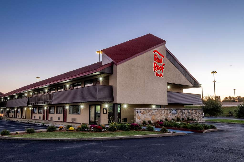 Pet Friendly Red Roof Inn Peoria in Peoria, Illinois