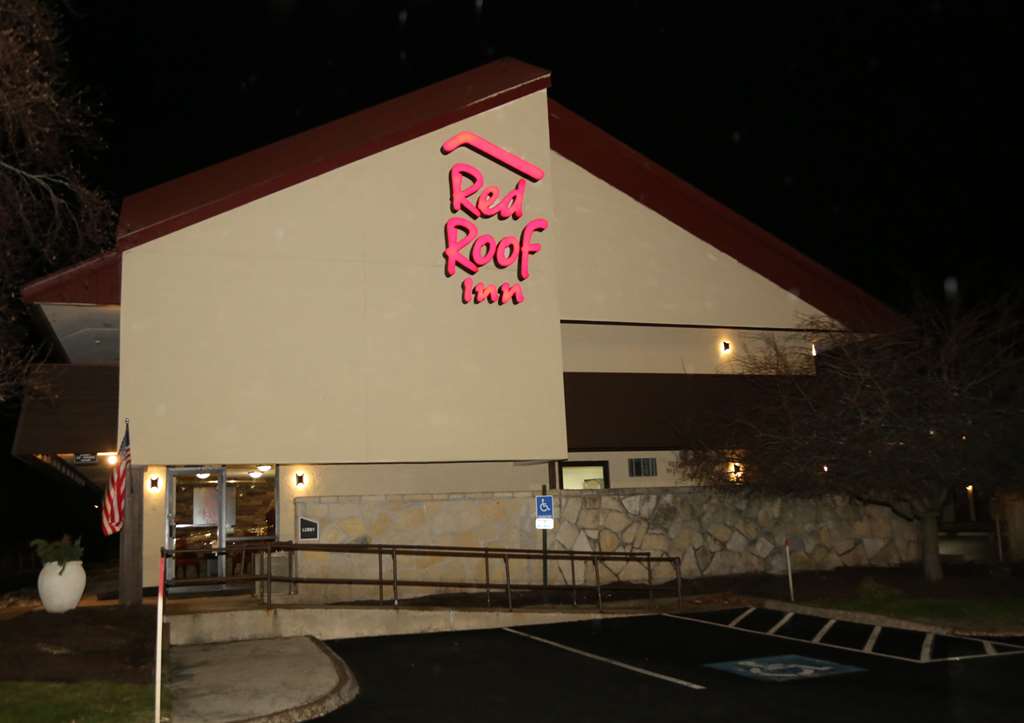 Pet Friendly Red Roof Inn Enfield in Enfield, Connecticut