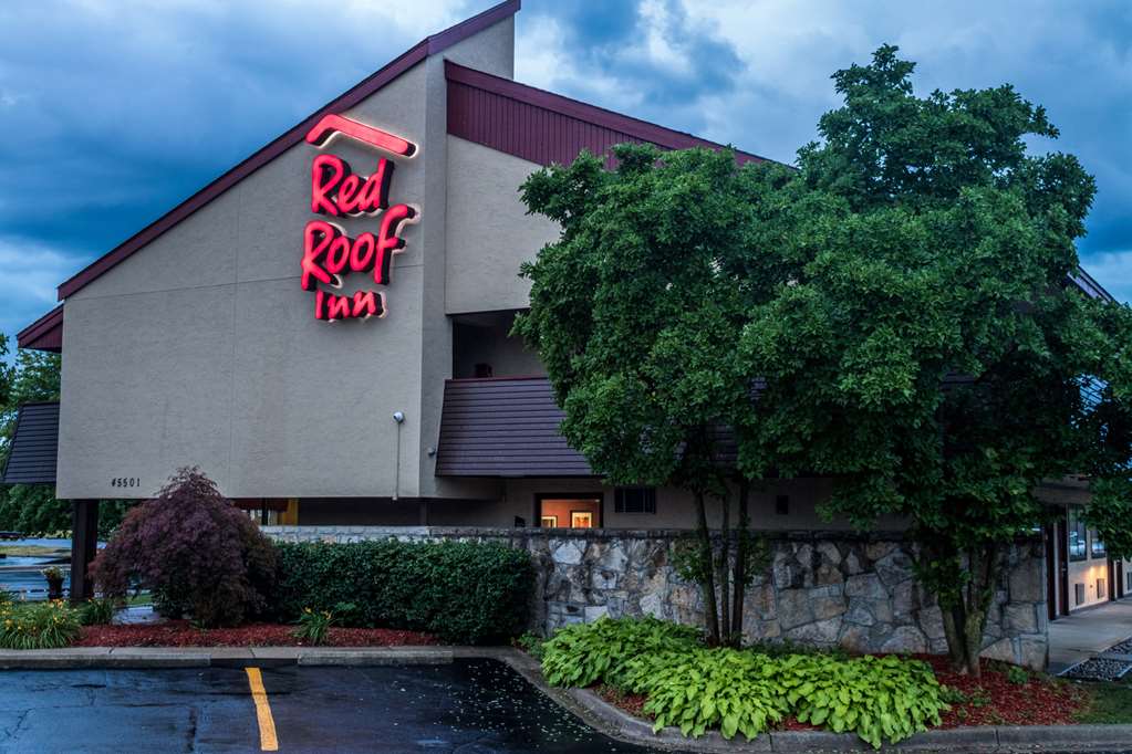 Pet Friendly Red Roof Inn Detroit Metro Airport - Belleville in Belleville, Michigan
