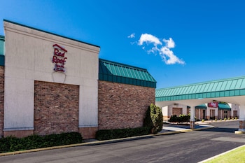 Pet Friendly Red Roof Inn & Suites DeKalb in Dekalb, Illinois