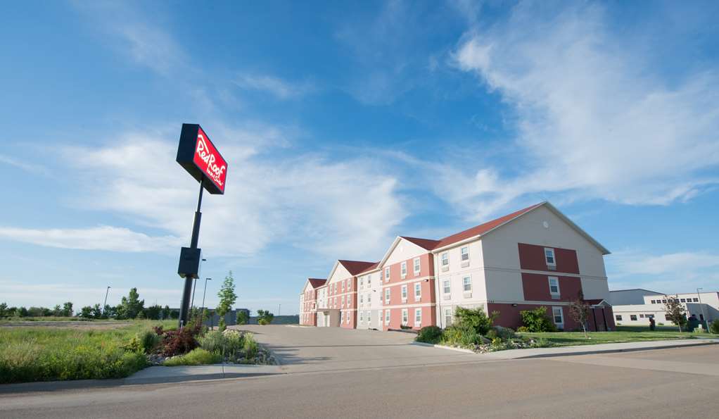 Pet Friendly Red Roof Inn & Suites Dickinson in Dickinson, North Dakota