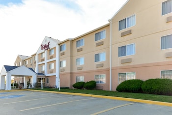 Pet Friendly "Red Roof Inn & Suites Danville,  IL" in Danville, Illinois