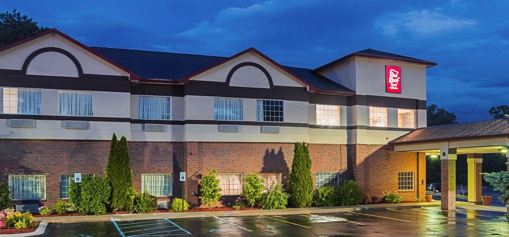 Pet Friendly Red Roof Inn & Suites Lake Orion/Auburn Hills in Lake Orion, Michigan