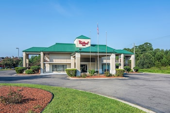 Pet Friendly Red Roof Inn Fayetteville in Fayetteville, North Carolina