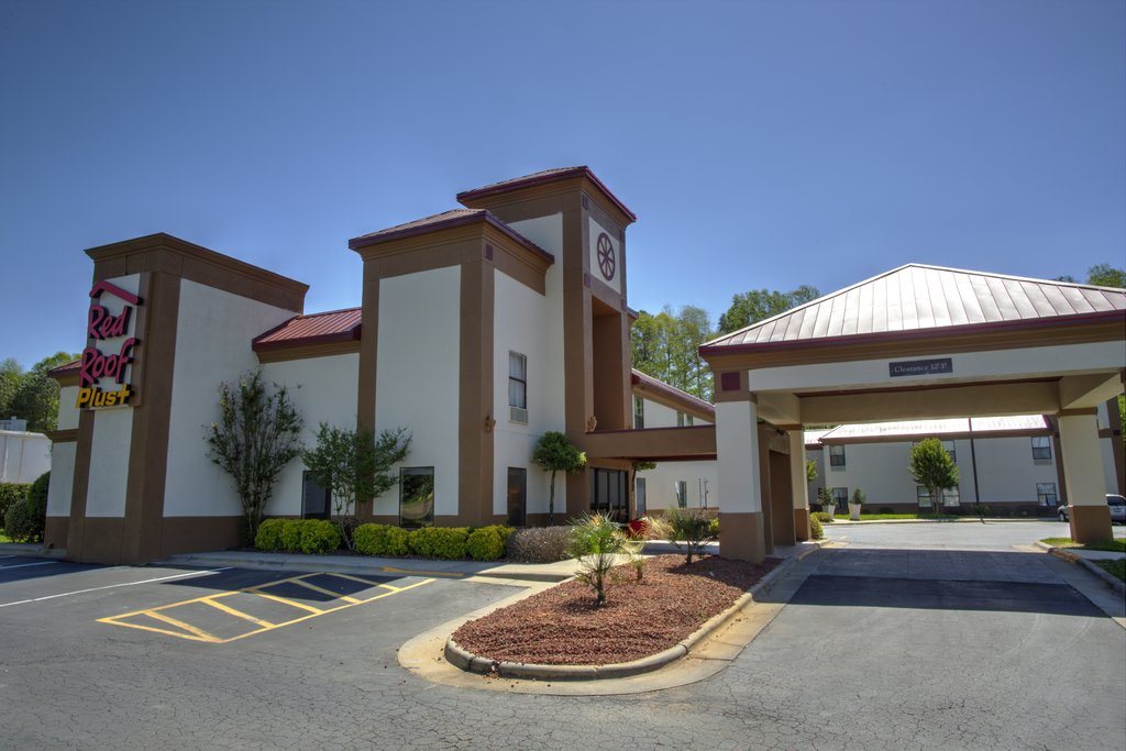 Pet Friendly Red Roof PLUS+ Henderson in Henderson, North Carolina