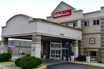 Pet Friendly Red Roof Inn & Suites Lincoln in Lincoln, Nebraska