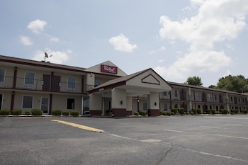Pet Friendly Red Roof Inn & Suites Jackson,  TN in Jackson, Tennessee