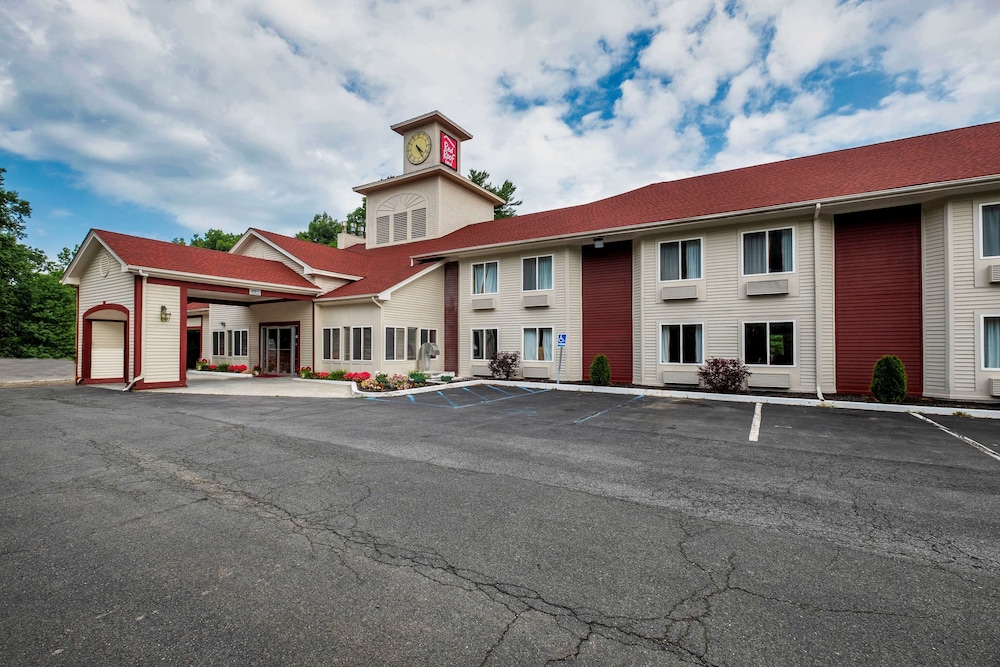 Pet Friendly Red Roof Inn Clifton Park in Clifton Park, New York