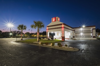 Pet Friendly Red Roof Inn Walterboro in Walterboro, South Carolina