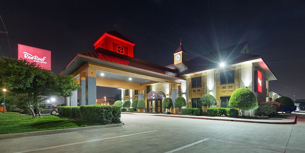 Pet Friendly Red Roof Inn & Suites Addison in Addison, Texas