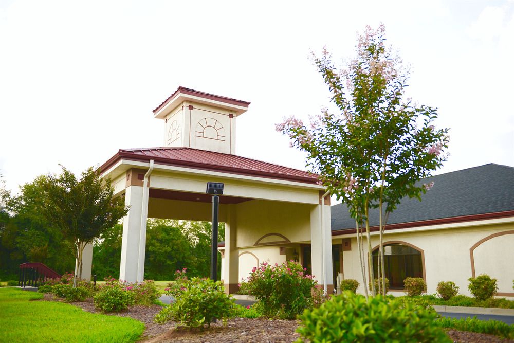 Pet Friendly Red Roof Inn & Suites Commerce in Commerce, Georgia