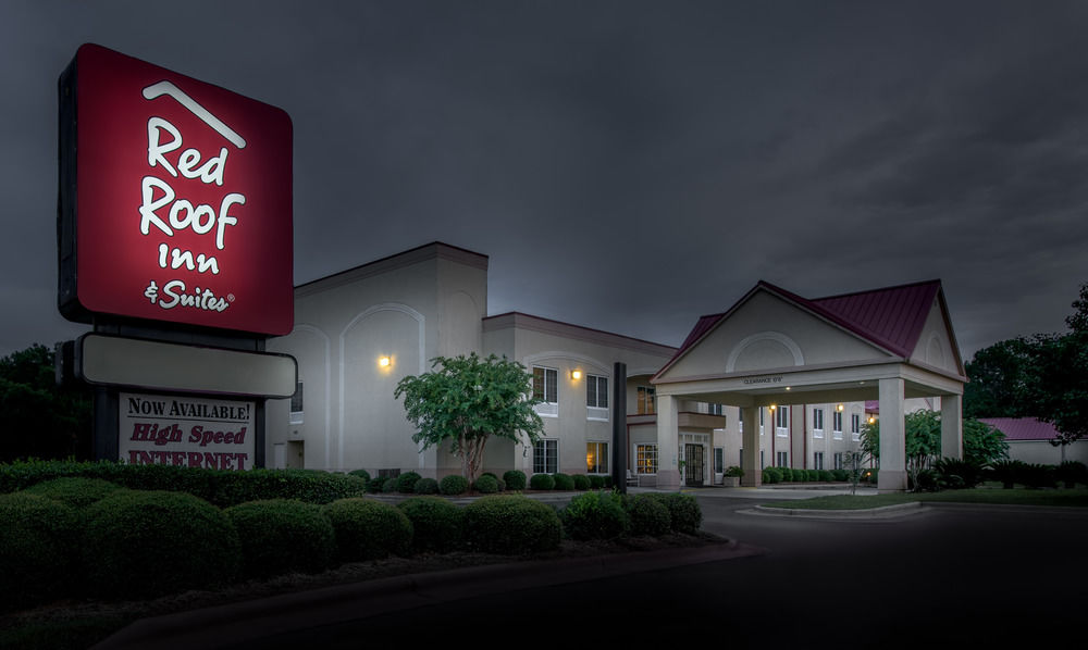 Pet Friendly "Red Roof Inn & Suites Albany, GA" in Albany, Georgia