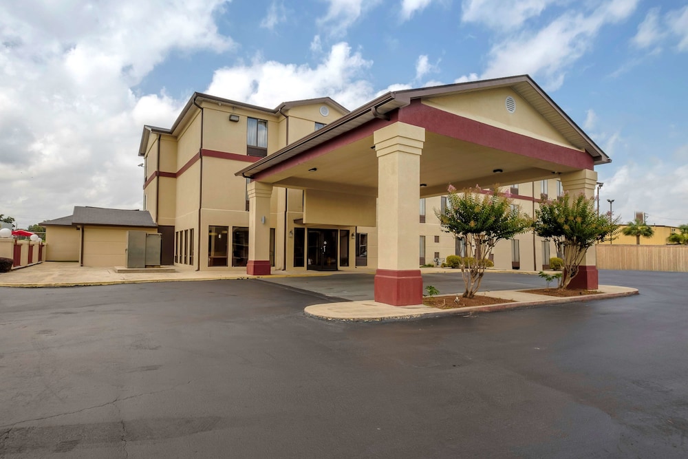 Pet Friendly Red Roof Inn & Suites Mobile - Tillman's Corner in Mobile, Alabama