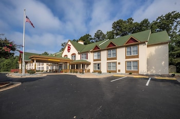 Pet Friendly Red Roof Inn & Suites Stafford in Stafford, Virginia
