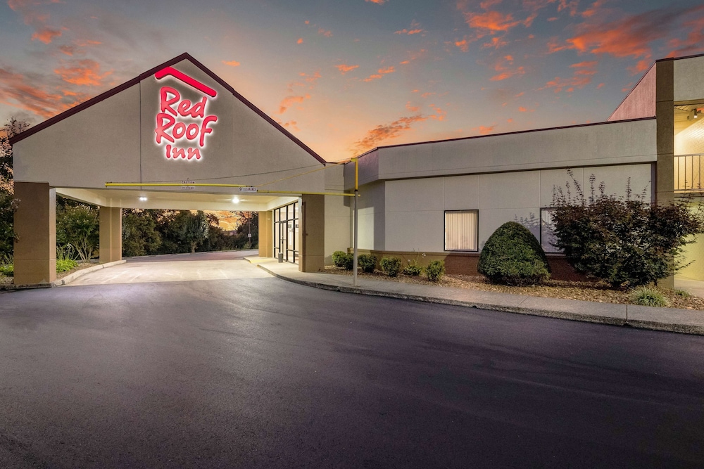 Pet Friendly Red Roof Inn Clarksville in Clarksville, Tennessee