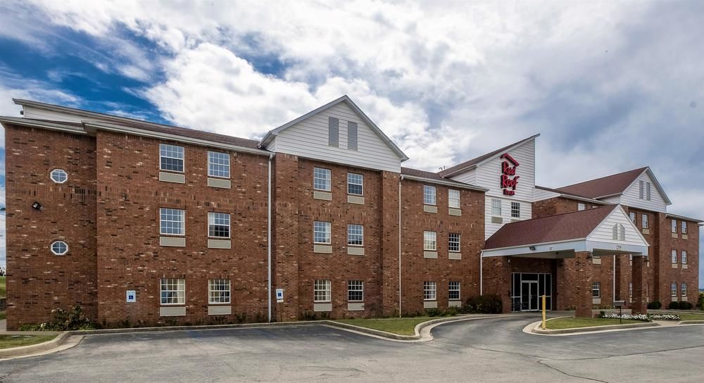 Pet Friendly Red Roof Inn St Robert - Ft Leonard Wood in Saint Robert, Missouri