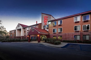 Pet Friendly Red Roof Inn & Suites Savannah Airport in Pooler, Georgia