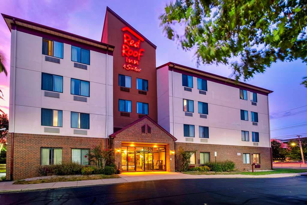 Pet Friendly Red Roof Inn & Suites Dover in Dover, Delaware