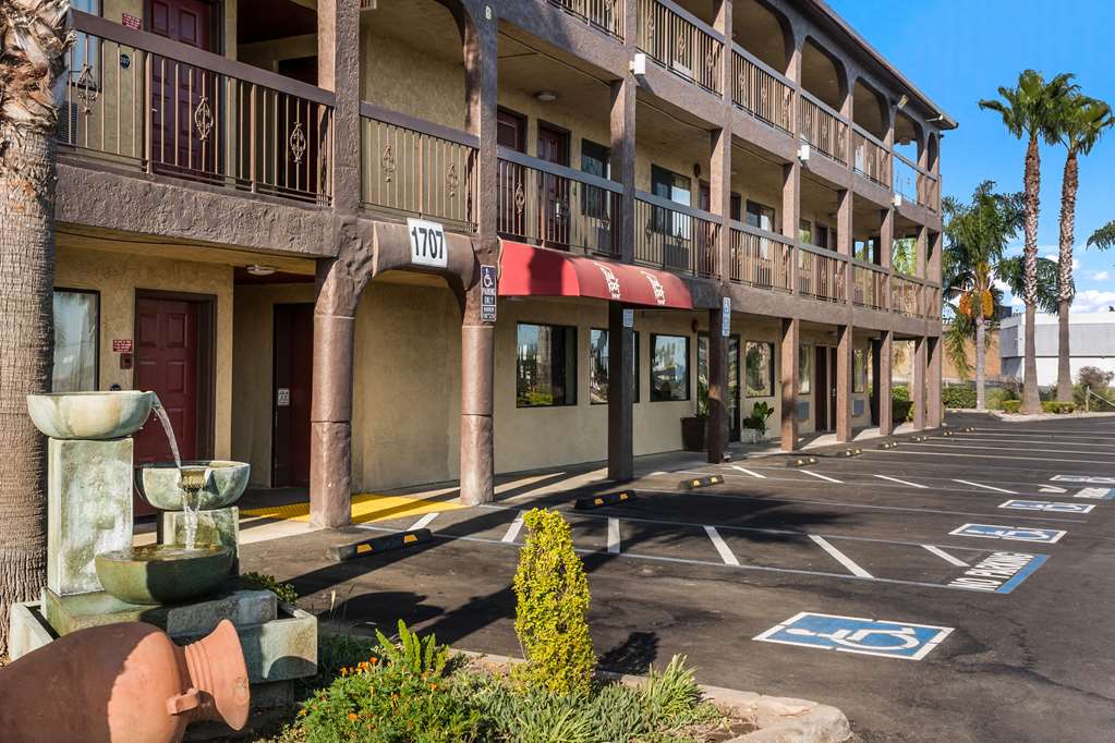 Pet Friendly Red Roof Inn Stockton in Stockton, California