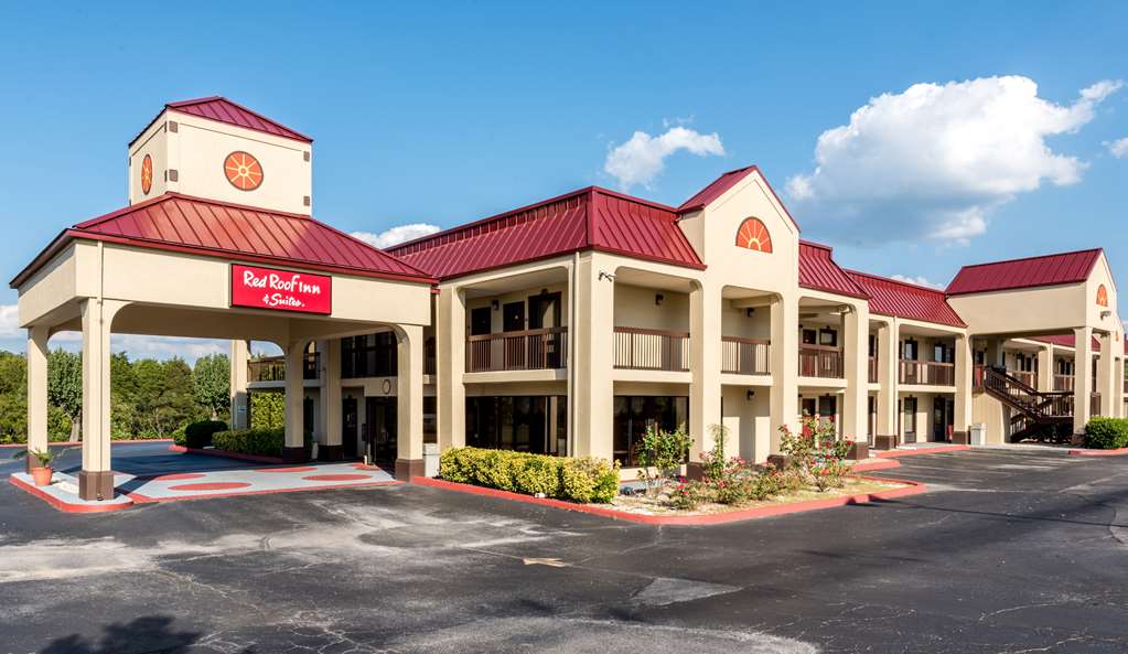 Pet Friendly Red Roof Inn & Suites Clinton in Clinton, Tennessee