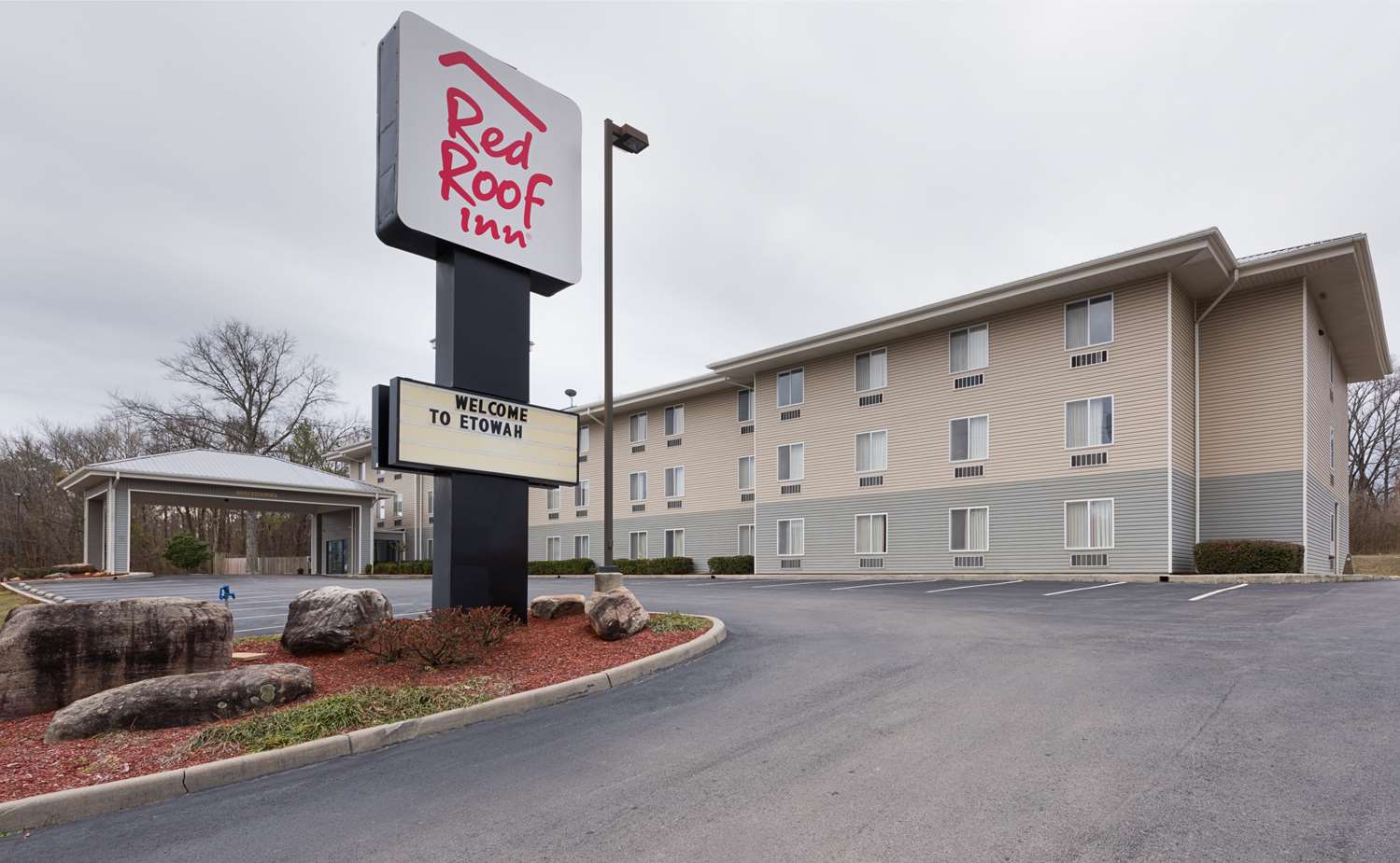 Pet Friendly Red Roof Inn Etowah in Etowah, Tennessee