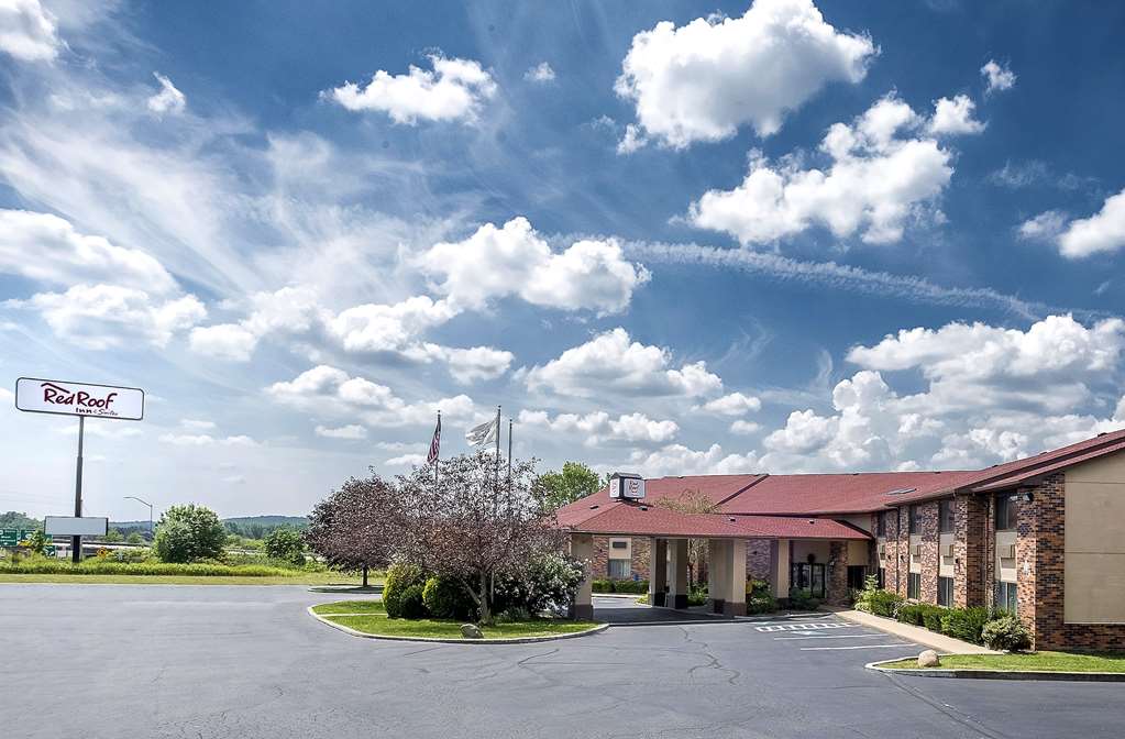 Pet Friendly Red Roof Inn & Suites Hermitage in Hermitage, Pennsylvania