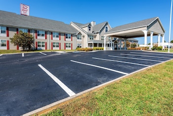 Pet Friendly Red Roof Inn & Suites Knoxville East in Knoxville, Tennessee