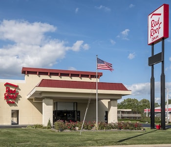 Pet Friendly Red Roof Inn Bloomington in Bloomington, Illinois