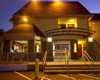 Pet Friendly Red Roof Inn Sacramento - Elk Grove in Sacramento, California