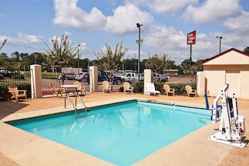 Pet Friendly Red Roof Inn & Suites Jackson - Brandon in Brandon, Mississippi