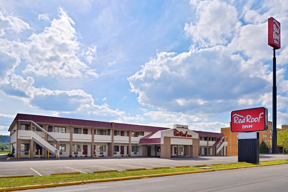 Pet Friendly Red Roof Inn Marietta in Marietta, Ohio