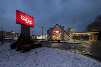 Pet Friendly Red Roof Inn & Suites Newark - University in Newark, Delaware