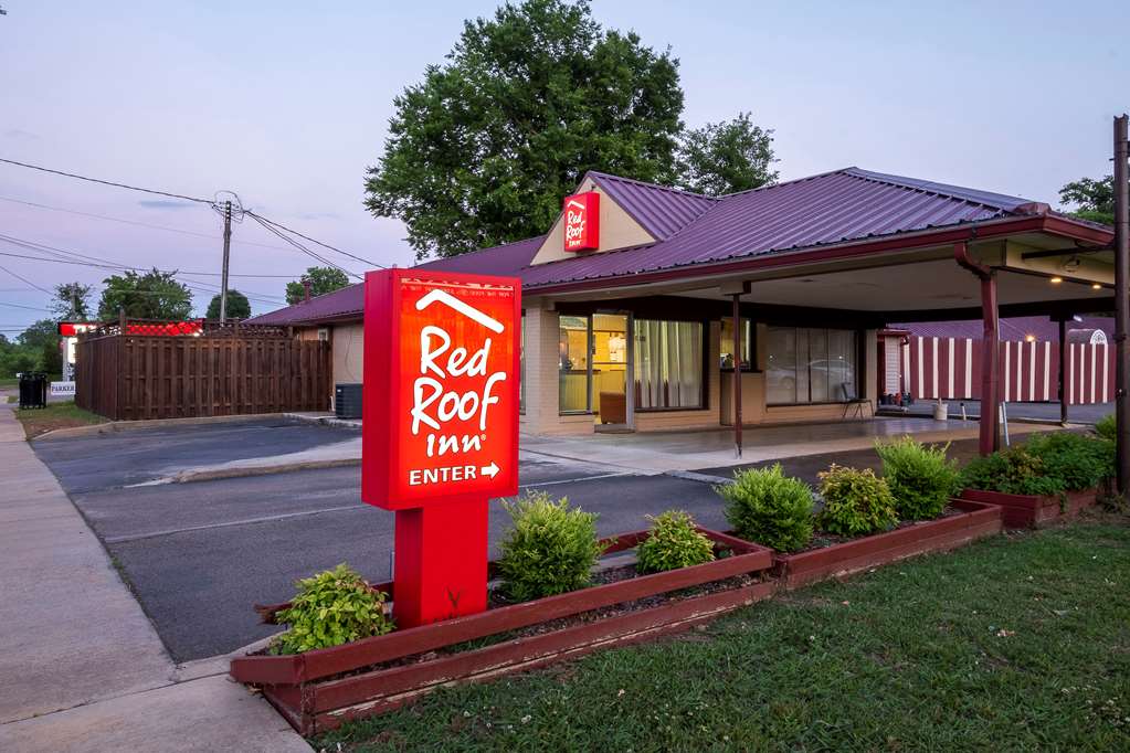 Pet Friendly Red Roof Inn Starkville in Starkville, Mississippi