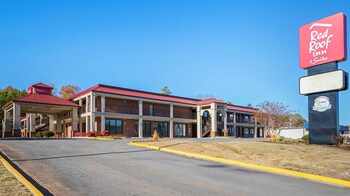 Pet Friendly Red Roof Inn & Suites Scottsboro in Scottsboro, Alabama