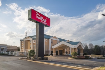 Pet Friendly Red Roof Inn & Suites Newnan in Newnan, Georgia