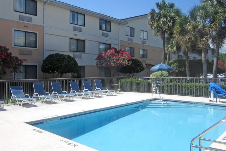 Pet Friendly Southpoint Suites in Jacksonville, Florida