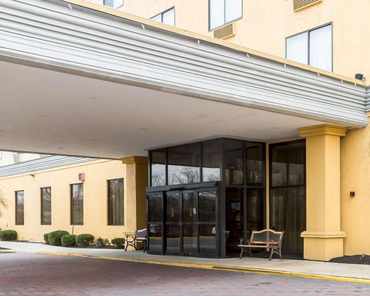Pet Friendly Clarion Hotel in Somerset, New Jersey