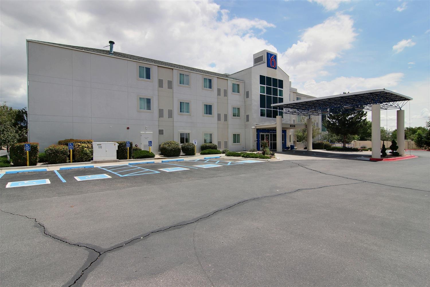 Pet Friendly Motel 6 Albuquerque North in Albuquerque, New Mexico