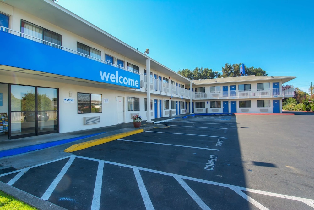 Pet Friendly Motel 6 Arcata - Humboldt University in Arcata, California