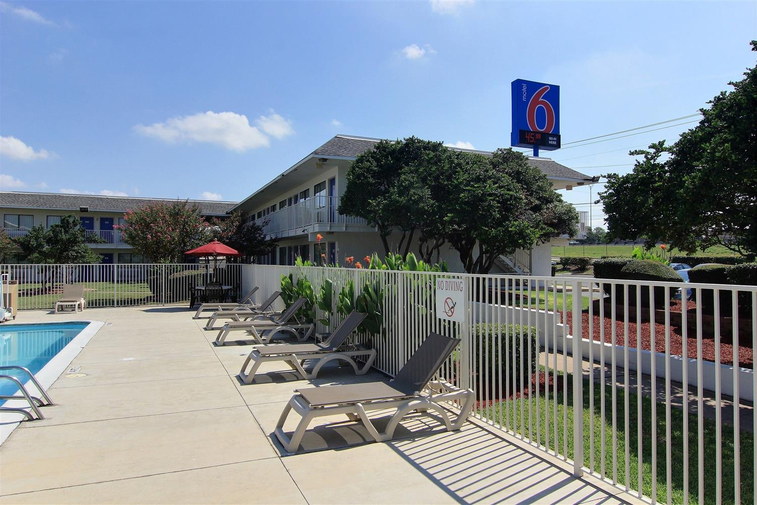 Pet Friendly Motel 6 Austin North in Austin, Texas