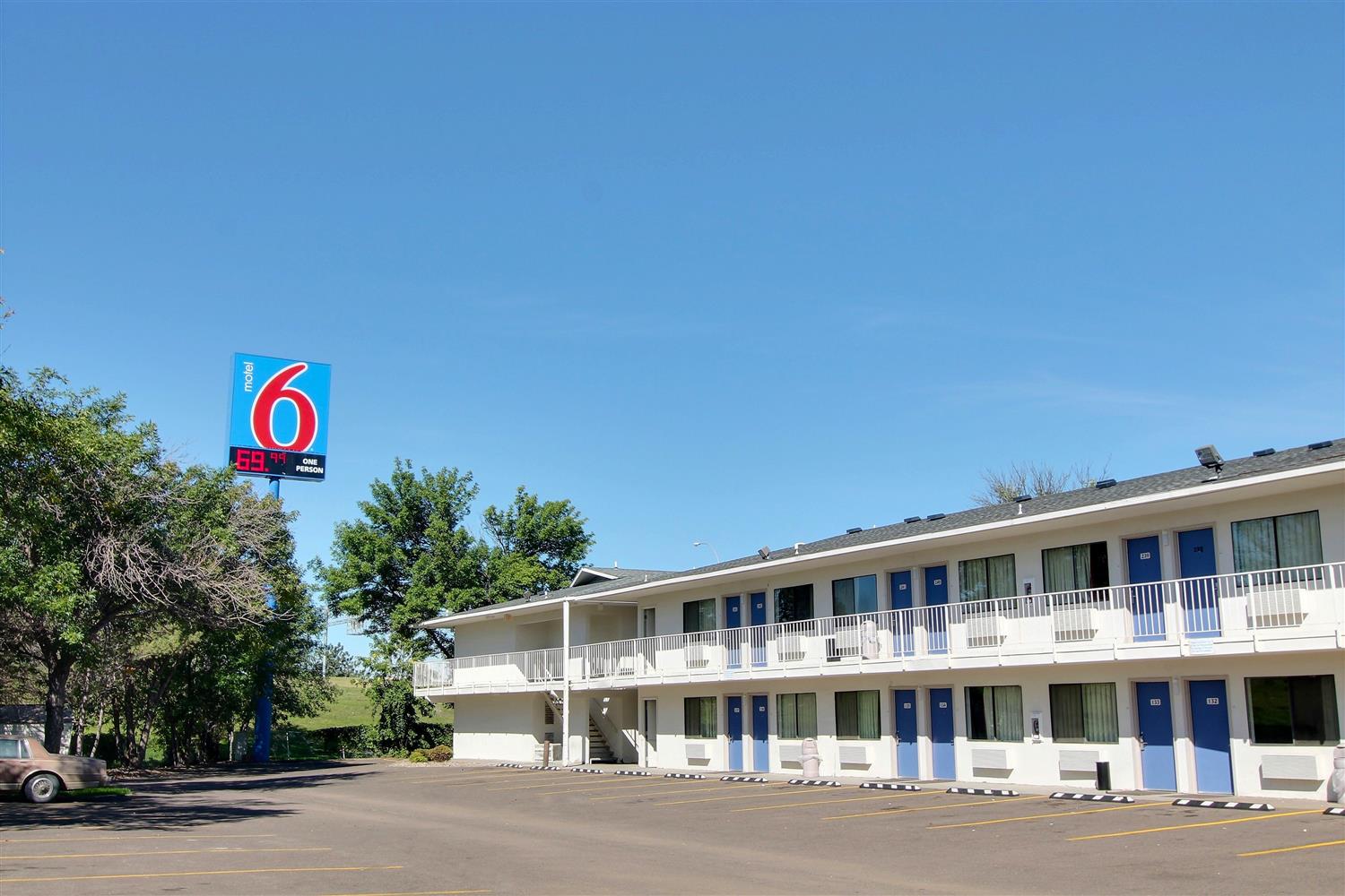 Pet Friendly Motel 6 Bismarck in Bismarck, North Dakota
