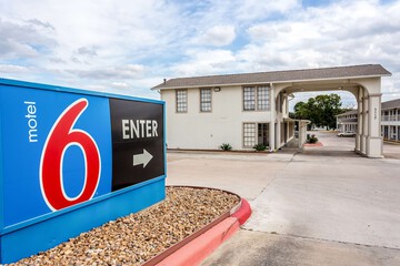 Pet Friendly Motel 6 Bryan - College Station in Bryan, Texas
