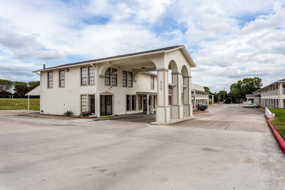 Pet Friendly Motel 6 Bryan - College Station in Bryan, Texas