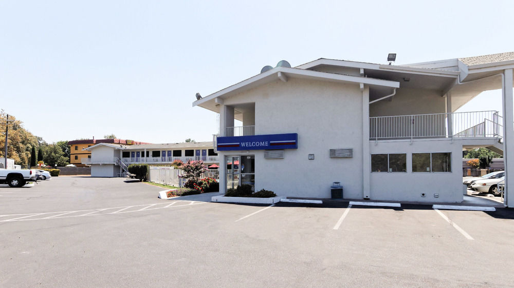 Pet Friendly Motel 6 Chico in Chico, California