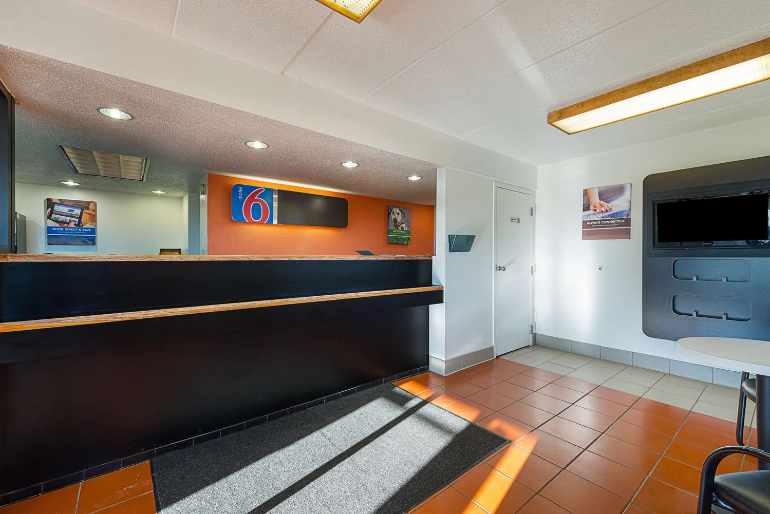 Pet Friendly Motel 6 Cincinnati Central-Norwood in Cincinnati, Ohio