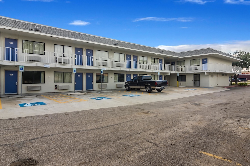 Pet Friendly Motel 6 College Station - Bryan in College Station, Texas